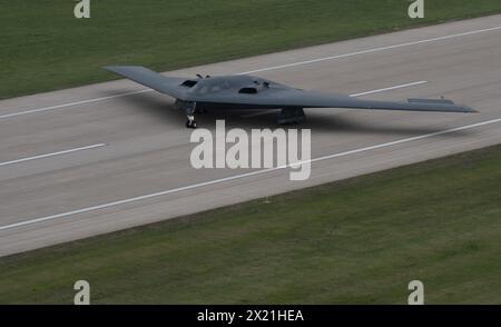 Un bombardiere stealth B-2 Spirit assegnato ai taxi 509th Bomb Wing sulla pista di Whiteman Air Force base, Mo., 15 aprile 2024. Squadra Whiteman giustiziata Foto Stock