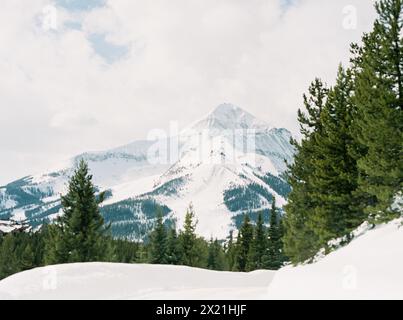 Il Lone Peak coperto di neve si affaccia su un paesaggio invernale del Montana Foto Stock