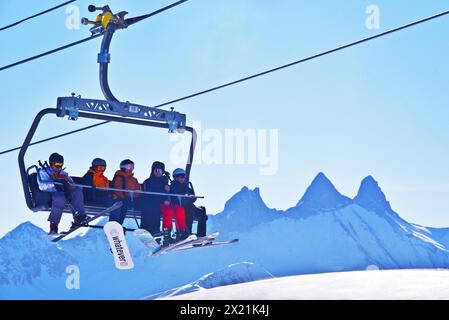 Valle di Maurienne, moutain chiamato Aiguilles d'Arves e skilift nella località sciistica Les Sybelles, Francia, Savoie, Maurienne Foto Stock