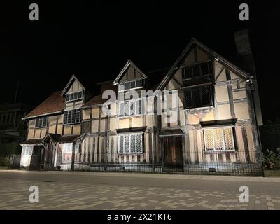 Stratford Upon Avon, Regno Unito. 12 aprile 2024. Il luogo di nascita dello scrittore William Shakespeare nella città inglese di Stratford-upon-Avon. Credito: Julia Kilian/dpa/Alamy Live News Foto Stock