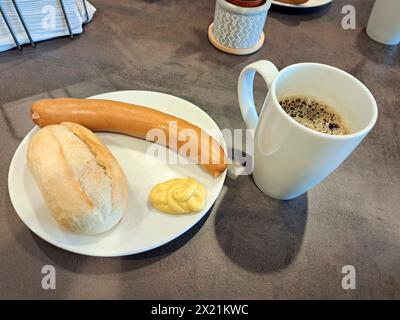Bockwurst con senape, panini e una tazza di caffè, Germania, Brandeburgo Foto Stock