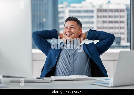 Uomo d'affari, pensare e rilassarsi in ufficio per riposare con il progetto aziendale, l'idea e l'obiettivo completo. Pace, stretching e ragioniere felice Foto Stock