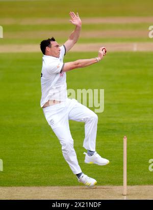 Il Kyle Abbott dell'Hampshire gioca a bowling durante il primo giorno della partita per il Vitality County Championship all'Utilita Bowl di Southampton. Data foto: Venerdì 19 aprile 2024. Foto Stock