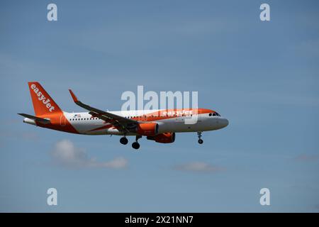 EasyJet Airbus A320-214 atterraggio all'aeroporto di Birmingham, Regno Unito (OE-IVB) Foto Stock