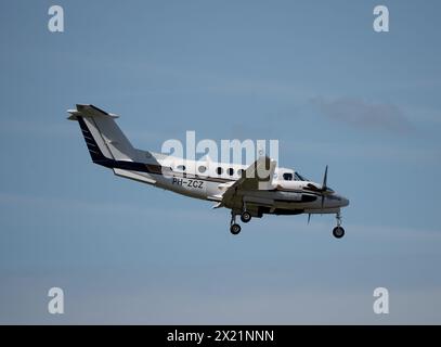 Beech 200 King Air atterra all'aeroporto di Birmingham, Regno Unito (PH-ZCZ) Foto Stock