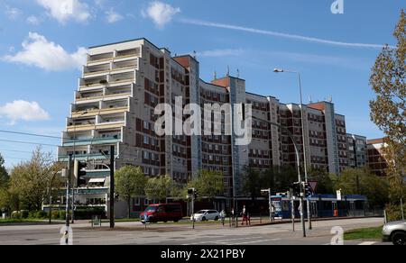 Rostock, Germania. 18 aprile 2024. Il cosiddetto "Terrassenhaus" nel distretto Evershagen di Rostock, un edificio prefabbricato della RDT della serie "WBS 70", è stato costruito nel 1977 ed è un edificio storico. È una delle cinque "case con terrazza" a Rostock; CE n'è un'altra a Berlino. Crediti: Bernd Wüstneck/dpa/Alamy Live News Foto Stock