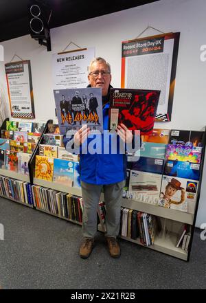 Poole, Dorset, Regno Unito. 19 aprile 2024. Il negozio di dischi Boiler Room Records di Kingland Crescent, Poole si prepara per il record Store Day Tomorrow, incoraggiando le persone a visitare e sostenere i negozi di dischi locali. Il negozio apre alle 8:00, con le code per accedere a centinaia di edizioni limitate di una vasta gamma di artisti, che non possono salvare prima o in anticipo. Leggende come David Bowie che non sono più con noi saranno vinili popolari. Malcolm regge DEF Leppard. Live at Leadmill e Live at Konserthuset by the Doors. Crediti: Carolyn Jenkins/Alamy Live News Foto Stock