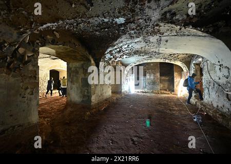 19 aprile 2024, Turingia, Erfurt: I visitatori possono visitare le cantine della caserma difensiva di Petersberg accanto alla chiesa del monastero di San Pietro e Paolo, la cui costruzione iniziò nel XII secolo. L'ex complesso monastico medievale diventerà un'esperienza immersiva nel futuro. Erfurt Tourismus und Marketing GmbH e la Thuringian Palace Foundation vogliono riportare in vita l'ex monastero benedettino di Petersberg utilizzando la realtà virtuale (VR). Il Ministero Turingio degli affari economici, della scienza e della società digitale sta finanziando il progetto con circa 300.000 ue Foto Stock