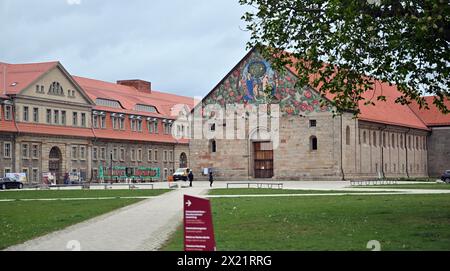 19 aprile 2024, Turingia, Erfurt: La caserma difensiva (l) sul Petersberg accanto alla chiesa del monastero di San Pietro e Paolo (r), la cui costruzione iniziò nel XII secolo. L'ex complesso monastico medievale diventerà un'esperienza immersiva in futuro. Erfurt Tourismus und Marketing GmbH e la Thuringian Palace Foundation vogliono riportare in vita l'ex monastero benedettino di Petersberg utilizzando la realtà virtuale (VR). Il Ministero Turingio degli affari economici, della Scienza e della società digitale sta finanziando il progetto con circa 300.000 euro. Foto: Martin Schutt/dpa Foto Stock