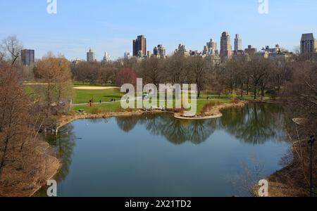 Great Lawn and Turtle Pond in primavera. Central Park a Manhattan, New York, Stati Uniti Foto Stock