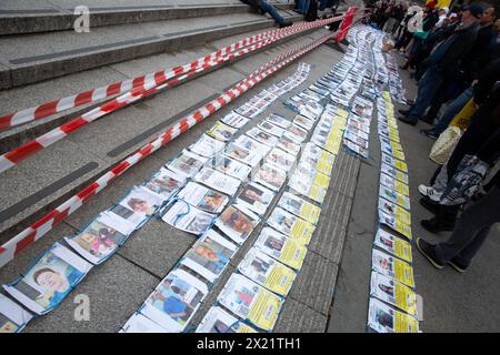 I manifestanti anti anti-vaccino si riuniscono per la loro dimostrazione DELLA VERITÀ a Trafalgar Square, Londra. Foto Stock