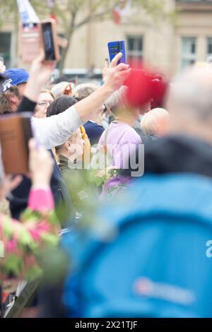 I manifestanti anti anti-vaccino si riuniscono per la loro dimostrazione DELLA VERITÀ a Trafalgar Square, Londra. Foto Stock