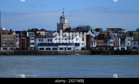 Gosport, Hampshire, Inghilterra. Aprile 2024. Una vista grandangolare di parte del lungomare di Portsmouth, vista da Gosport, tra cui la STILL e West, una casa pubblica e ristorante Fuller. Foto Stock