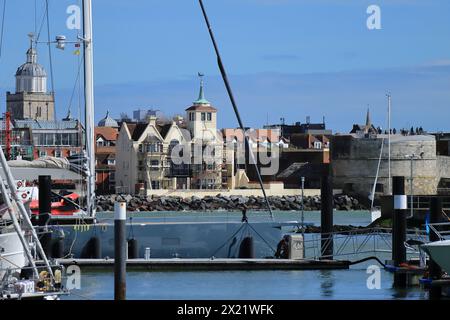 Portsmouth, Hampshire, Inghilterra. Aprile 2024. Tower House sul lungomare di Portsmouth con impalcatura eretta. A sinistra si trova la guglia della Cattedrale di Portsmouth. Foto Stock