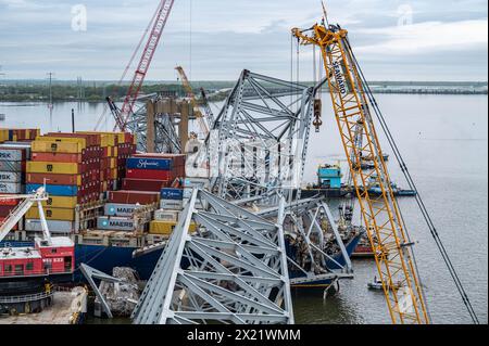 Dundalk, Stati Uniti d'America. 17 aprile 2024. Crane Barges Life Wreckage of the Collapsed Francis Scott Key Bridge from the MV Dali Container Ship mentre i lavori continuano ad aprire il canale di Fort McHenry, il 17 aprile 2024, vicino a Dundalk, Maryland. Il ponte fu colpito dalla nave portacontainer di 984 piedi il 26 marzo e crollò uccidendo sei lavoratori. Crediti: MC2 Theodore Lee/U.S. Navy Photo/Alamy Live News Foto Stock