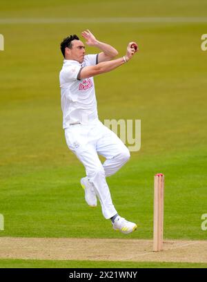 Il Kyle Abbott dell'Hampshire gioca a bowling durante il primo giorno della partita per il Vitality County Championship all'Utilita Bowl di Southampton. Data foto: Venerdì 19 aprile 2024. Foto Stock