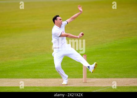 Il Kyle Abbott dell'Hampshire gioca a bowling durante il primo giorno della partita per il Vitality County Championship all'Utilita Bowl di Southampton. Data foto: Venerdì 19 aprile 2024. Foto Stock