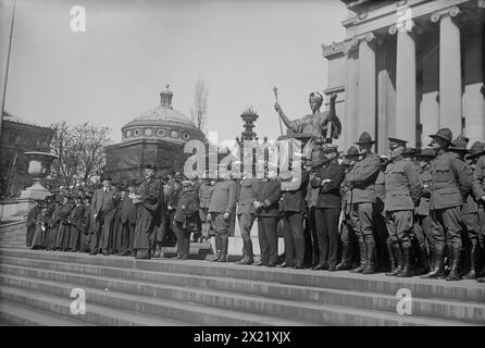 Dean Woodbridge, ottobre 1918. Il professor Frederick James Eugene Woodbridge (1867-1940), che era preside della Columbia University. Woodbridge sta tenendo un discorso ad un raduno dello Student Army Training Corps e altri sui gradini della Low Memorial Library, Columbia University, New York City, il 1° ottobre 1918 durante la prima guerra mondiale Foto Stock