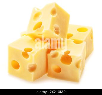 Cubetti di formaggio Emmental o Maasdam isolati su sfondo bianco. Foto Stock