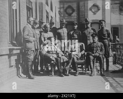 Gen. Semenoff &amp; Gen. Graves, tra c1915 e c1920. Il generale Semenoff, comandante in capo delle forze alleate in Siberia (a sinistra), e il maggiore generale William S. Graves, comandante delle forze di spedizione americane. Foto Stock