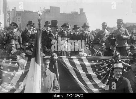 Gov. Smith recensioni 27th, Mar 1918. Governatore Alfred Emanuel Smith (1873-1944) di New York, rivedendo una parata per i soldati della 27th Division dell'esercito americano a New York City dopo la prima guerra mondiale Foto Stock