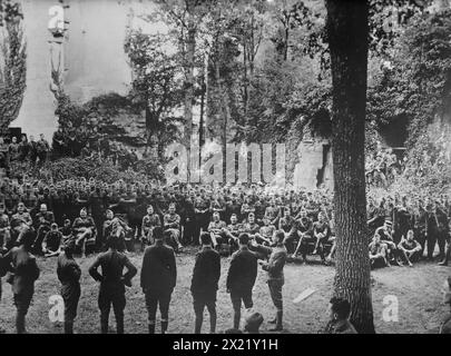77° Div. La band suona per il Gen. R. Alexander, Francia, 27 agosto 1918. La 77th Division Concert band, orchestra e suonatori intrattenendo il maggior generale Robert Alexander (1863-1941) e il colonnello John Robert Rigby Hannay (1875-1938) nelle rovine di Chateau Fere, vicino a Fere en Tardenois, Aisne, Francia, 27 agosto 1918 durante la prima guerra mondiale Foto Stock