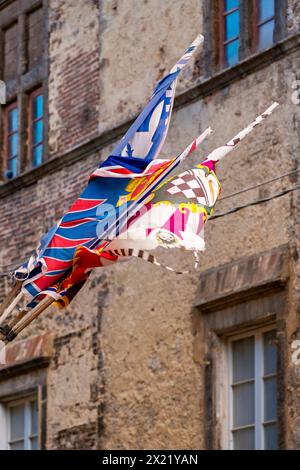 Bandiere Contraden per le strade di Sarteano, provincia di Siena, Toscana, Italia Foto Stock