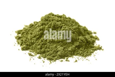 Mucchio di polvere di henné isolato su bianco Foto Stock