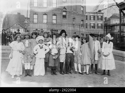 Costumi coloniali -- Gaynor Park, 1913. Mostra il concorso per bambini alla dedica del William J. Gaynor Park Playground and Recreation House a New York City, 20 dicembre 1913. Foto Stock