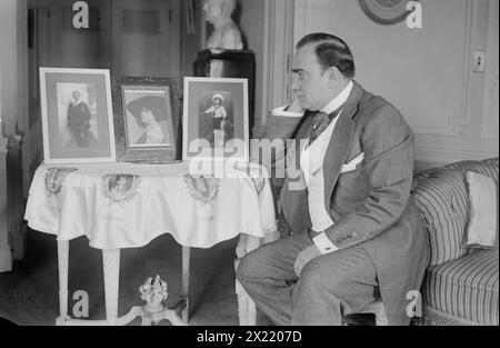 E. Caruso, tra c1915 e c1920. Mostra il cantante d'opera Enrico Caruso (1873-1921). L'immagine incorniciata a sinistra mostra una fotografia del figlio maggiore di Caruso, Rodolfo. Foto Stock