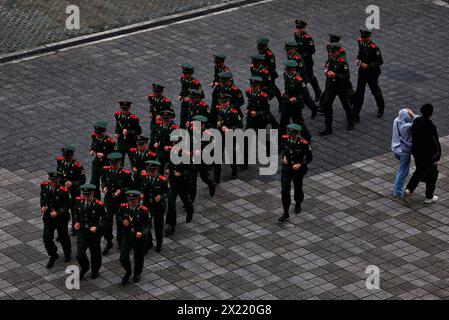 Shanghai, Cina. 19 aprile 2024. Atmosfera del circuito - guardie di sicurezza. Campionato del mondo di Formula 1, Rd 5, Gran Premio di Cina, venerdì 19 aprile 2024. Shanghai, Cina. Crediti: James Moy/Alamy Live News Foto Stock