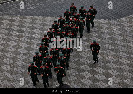 Shanghai, Cina. 19 aprile 2024. Atmosfera del circuito - guardie di sicurezza. Campionato del mondo di Formula 1, Rd 5, Gran Premio di Cina, venerdì 19 aprile 2024. Shanghai, Cina. Crediti: James Moy/Alamy Live News Foto Stock