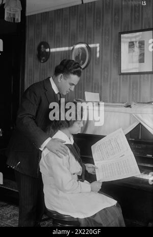 Vernon Dalhart, tra c1915 e c1920. Mostra la cantante e cantautrice Vernon Dalhart (1883-1948) con una giovane donna al pianoforte. Foto Stock