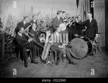 Art Hickman, 1919 o 1920 anni. Mostra Art Hickman's Orchestra, probabilmente durante il loro tour di New York del 1919-20. I membri della band raffigurati includono: Steve Douglas, violino, Walt Roesner, tromba, Fred Kaufmann, trombone, Clyde Doerr, saxe alto e baritono, oboe e clarinetto, Bert Ralton, saxe e clarinetto soprano e tenore, Frank Ellis, pianoforte, Vic King, banjo tenore, ben Black, plectrum banjo, Bela Spiller, contrabbasso e Art Hickman, batteria, pianoforte e fischio di diapositive. Foto Stock