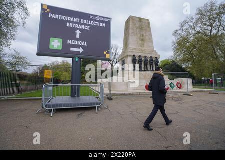 Londra 19 aprile 2024 . Un grande cartello per le informazioni mediche e la raccolta dei partecipanti è collocato in Horse Guards prima della Maratona di Londra che inizia domenica 21 aprile. Crediti: amer ghazzal/Alamy Live News Foto Stock