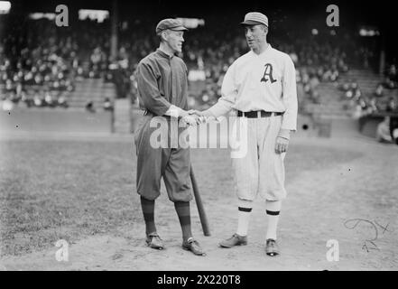 Johnny Evers, Boston NL e Eddie Plank, Philadelphia AL (baseball), 1914. Giocatori di baseball in squadre avversarie; Evers e Plank stringono la mano. Foto Stock