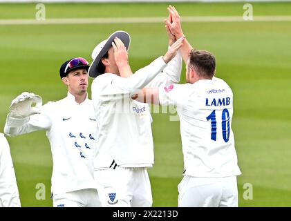 Hove UK 19 aprile 2024 - il Bowler del Sussex Danny Lamb schiaffia accidentalmente il fielder James Coles in faccia mentre festeggiano dopo che Lamb aveva preso il wicket del Cameron Bancroft LBW del Gloucestershire per 27 corse durante la partita di cricket Vitality County Championship League Two al 1st Central County Ground in Hove : Credit Simon Dack /TPI/ Alamy Live News Foto Stock