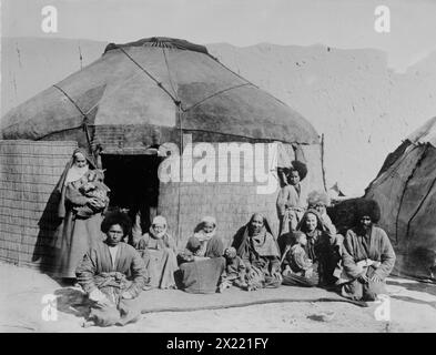 Nomadi afghani, seduti fuori dalla tenda, 1919. Foto Stock