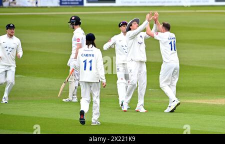 Hove Regno Unito 19 aprile 2024 - Danny Lamb (a destra) del Sussex festeggia con James Coles dopo che Lamb aveva preso il wicket del Cameron Bancroft LBW del Gloucestershire per 27 corse durante la partita di cricket Vitality County Championship League Two al 1st Central County Ground di Hove : accreditare Simon Dack /TPI/ Alamy Live News Foto Stock