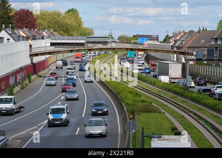 Brückenabriss und Neubau über die A40 in Essen Ende aprile 2024 soll die Fußgänger Brücke über die A40 in Essen Frillendorf abgerissen werden. Dafür vantano un dem Wochenende die A40 gesperrt. Im Verlauf der CA. nächsten 10 Jahren werden in der Umgebung 5 weitere Brücken saniert bzw. erneuert. Betroffen ist die A40 und die A52 auf Essener Stadtgebiet. Essen Frillendorf *** demolizione del ponte e nuova costruzione sulla A40 a Essen il ponte pedonale sulla A40 a Essen Frillendorf sarà demolito alla fine di aprile 2024. La A40 sarà chiusa per questo scopo durante il fine settimana Foto Stock