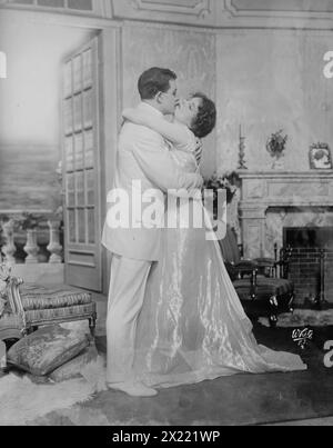 Laura Hall e Orrin Johnson abbracciando, scena Form Children of Destiny, White N.Y. Photo, 1913. Foto Stock