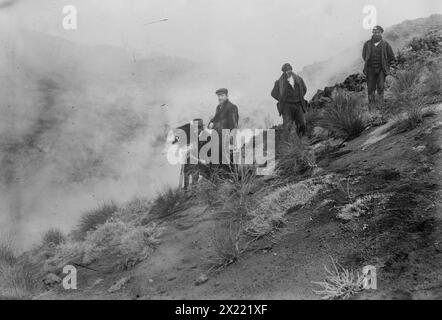 Fotografi in collina che fotografano il monte Eruzione dell'Etna, 1910. Foto Stock