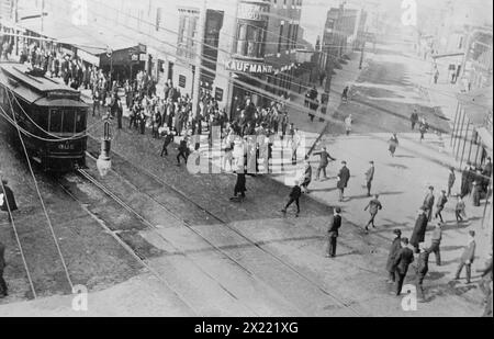 Rivoltosi che lapidano un tram, Philadelphia, 1910. Foto Stock