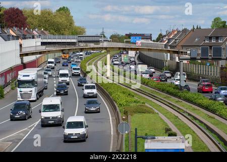 Brückenabriss und Neubau über die A40 in Essen Ende aprile 2024 soll die Fußgänger Brücke über die A40 in Essen Frillendorf abgerissen werden. Dafür vantano un dem Wochenende die A40 gesperrt. Im Verlauf der CA. nächsten 10 Jahren werden in der Umgebung 5 weitere Brücken saniert bzw. erneuert. Betroffen ist die A40 und die A52 auf Essener Stadtgebiet. Essen Frillendorf *** demolizione del ponte e nuova costruzione sulla A40 a Essen il ponte pedonale sulla A40 a Essen Frillendorf sarà demolito alla fine di aprile 2024. La A40 sarà chiusa per questo scopo durante il fine settimana Foto Stock