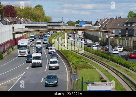 Brückenabriss und Neubau über die A40 in Essen Ende aprile 2024 soll die Fußgänger Brücke über die A40 in Essen Frillendorf abgerissen werden. Dafür vantano un dem Wochenende die A40 gesperrt. Im Verlauf der CA. nächsten 10 Jahren werden in der Umgebung 5 weitere Brücken saniert bzw. erneuert. Betroffen ist die A40 und die A52 auf Essener Stadtgebiet. Essen Frillendorf *** demolizione del ponte e nuova costruzione sulla A40 a Essen il ponte pedonale sulla A40 a Essen Frillendorf sarà demolito alla fine di aprile 2024. La A40 sarà chiusa per questo scopo durante il fine settimana Foto Stock