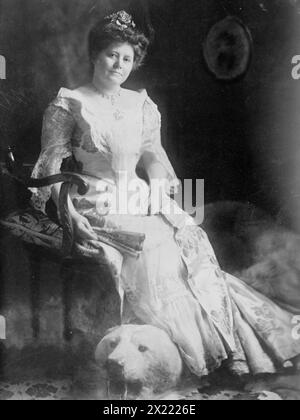 Signora Cas. W. Fairbanks seduto con fan, 1910. Foto Stock