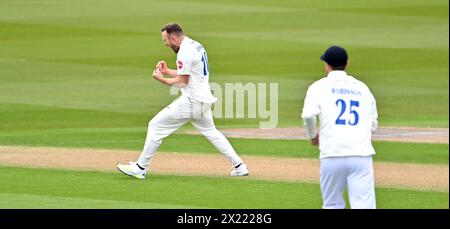 Hove UK 19 aprile 2024 - Danny Lamb, Bowler del Sussex, festeggia dopo aver preso il wicket di Cameron Bancroft LBW per 27 corse durante la partita di cricket Vitality County Championship League Two al 1st Central County Ground di Hove: Credit Simon Dack /TPI/ Alamy Live News Foto Stock