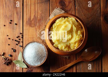 purè di patate in un recipiente di legno sul tavolo con spezie Foto Stock