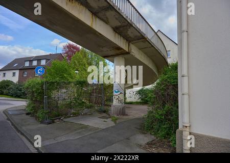 Brückenabriss und Neubau über die A40 in Essen Ende aprile 2024 soll die Fußgänger Brücke über die A40 in Essen Frillendorf abgerissen werden. Dafür vantano un dem Wochenende die A40 gesperrt. Im Verlauf der CA. nächsten 10 Jahren werden in der Umgebung 5 weitere Brücken saniert bzw. erneuert. Betroffen ist die A40 und die A52 auf Essener Stadtgebiet. Essen Frillendorf *** demolizione del ponte e nuova costruzione sulla A40 a Essen il ponte pedonale sulla A40 a Essen Frillendorf sarà demolito alla fine di aprile 2024. La A40 sarà chiusa per questo scopo durante il fine settimana Foto Stock