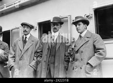 Conte di Lesseps, G. Curtiss e H. Latham in piedi sulla piattaforma ferroviaria, 1910. Foto Stock